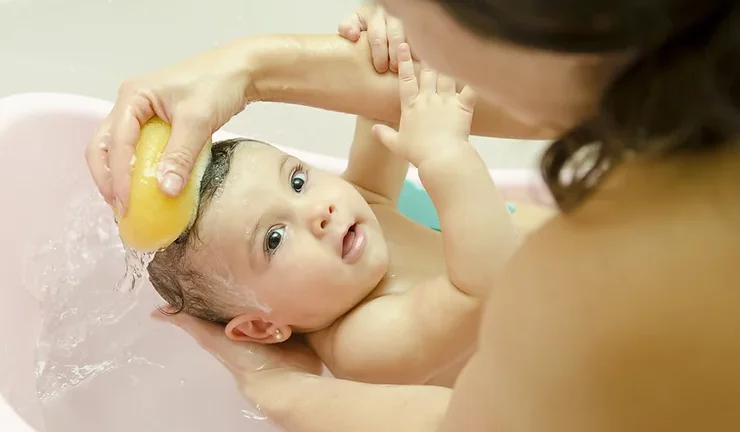 5 must-have items for bathing your newborn baby